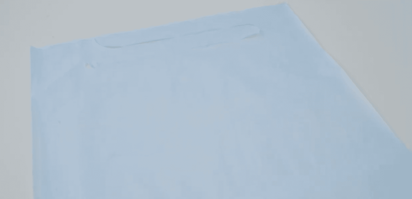 Одноразовые медицинские водонепроницаемые фартуки из бумажных салфеток и полиэтилена для стоматологических работ с завязками.