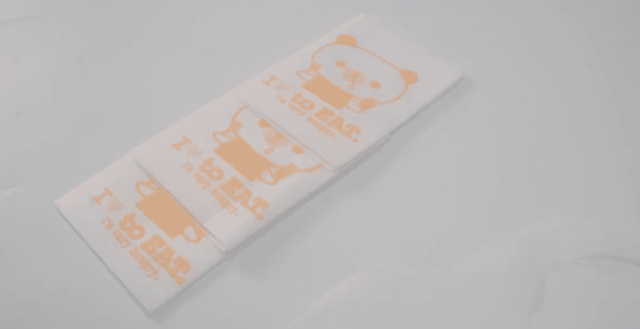 Красочные одноразовые детские нагрудники с кармашком для кормления без беспорядка. Печать в 1-6 цветах.