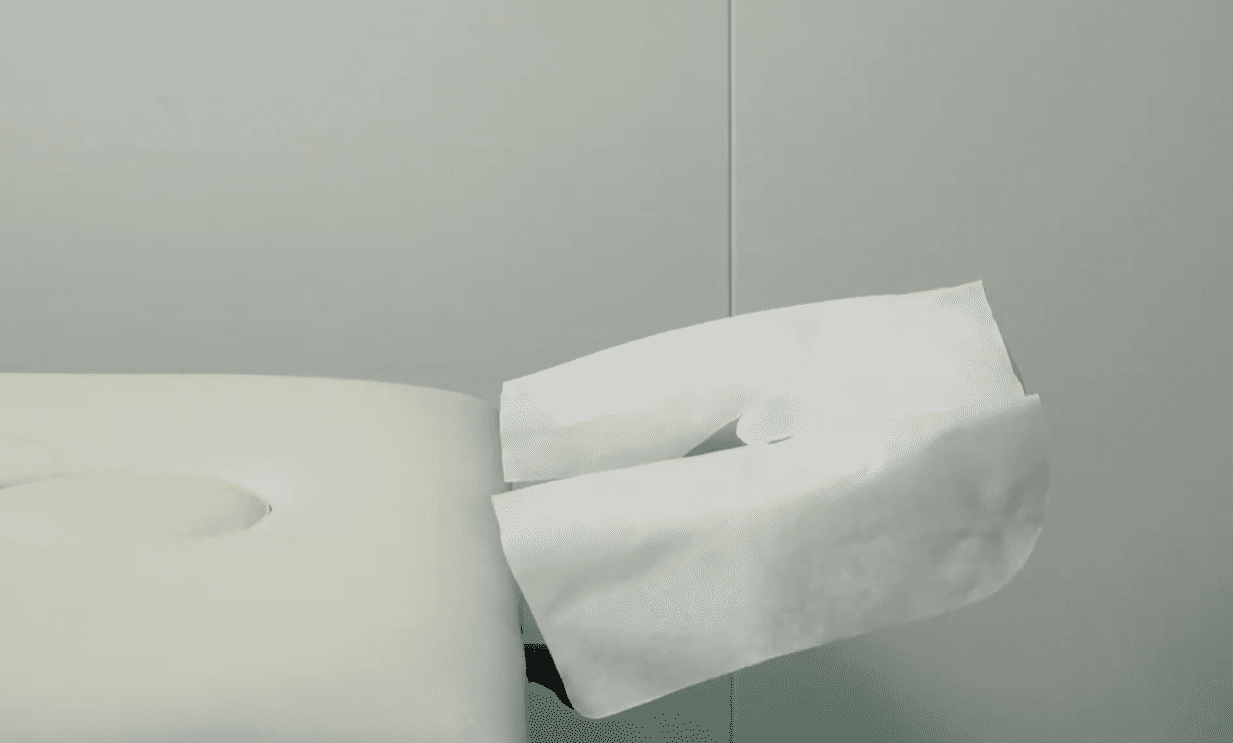 Китайская фабрика, сертифицированная по стандарту ISO, производит одноразовые лицевые маски из нетканого материала для массажа.