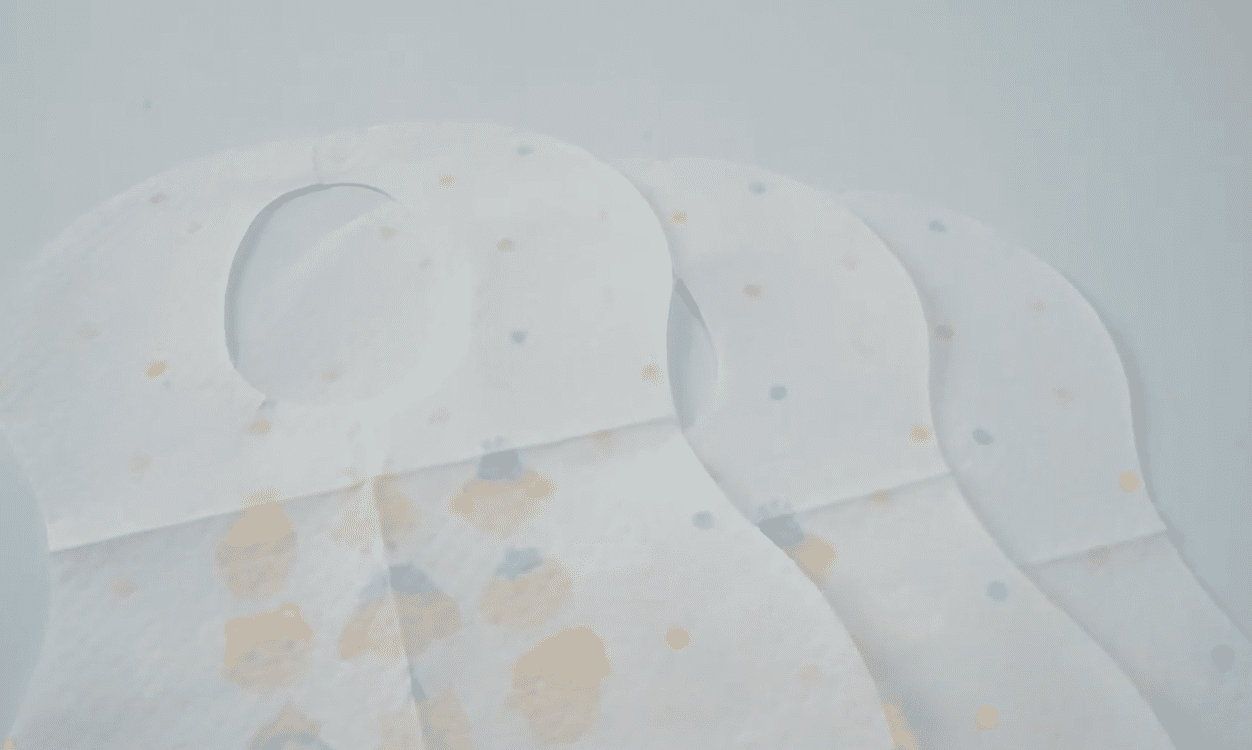 Одноразовые детские нагрудники с милыми мультяшными рисунками для легкой уборки.